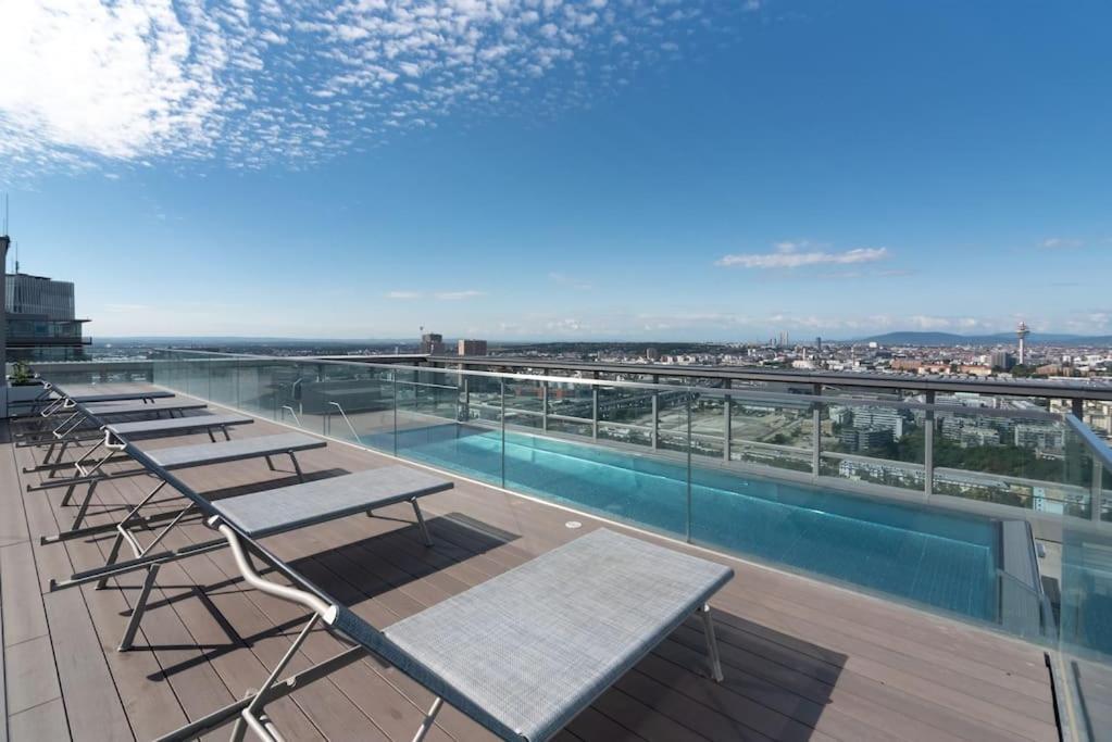 Hoch Hinaus, Neu Und Stilvoll Mit Pool Am Dach Apartman Bécs Kültér fotó