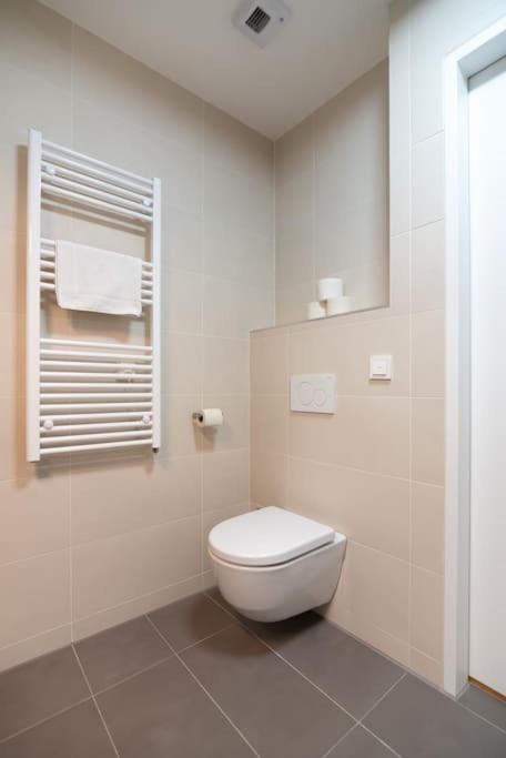 Hoch Hinaus, Neu Und Stilvoll Mit Pool Am Dach Apartman Bécs Kültér fotó
